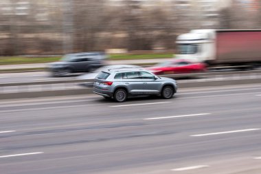 Ukrayna, Kyiv - 18 Mart 2021: Sokakta yürüyen gümüş renkli Skoda Kodiaq arabası. 