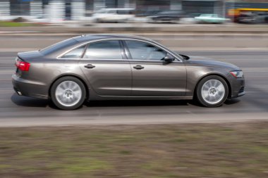 Ukrayna, Kyiv - 18 Mart 2021: Kahverengi Audi A6 aracı yolda ilerliyor. 