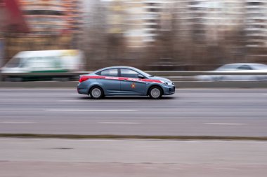 Ukrayna, Kyiv - 18 Mart 2021: Açık Mavi Hyundai Aksanı araba sokakta ilerliyor. 