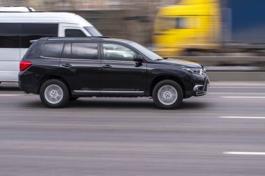 Ukrayna, Kyiv - 18 Mart 2021: Siyah DS 5 aracı yolda ilerliyor. 