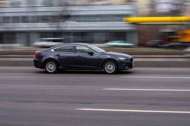Ukrayna, Kyiv - 18 Mart 2021: Gri MAZDA 3 aracı sokakta hareket ediyor. 
