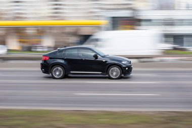 Ukrayna, Kyiv - 18 Mart 2021: Siyah BMW X6 aracı sokakta hareket ediyor. 