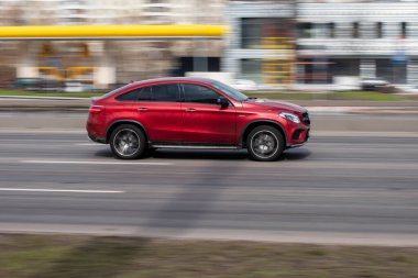 Ukrayna, Kyiv - 18 Mart 2021: Kırmızı Mercedes-Benz GLE Coupe AMG arabası. 