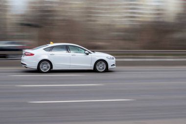 Ukrayna, Kyiv - 18 Mart 2021: Beyaz Ford Mondeo arabası yolda ilerliyor.  