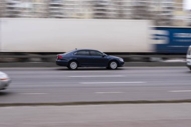 Ukrayna, Kyiv - 18 Mart 2021: Mavi Audi A8 aracı yolda ilerliyor. 