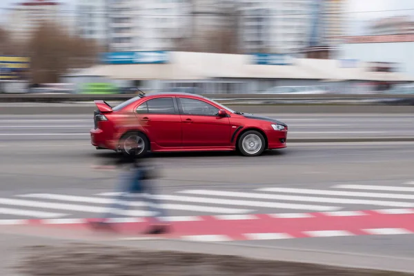 Oekraïne Kiev Maart 2021 Rode Mitsubishi Lancer Rijdt Straat — Stockfoto