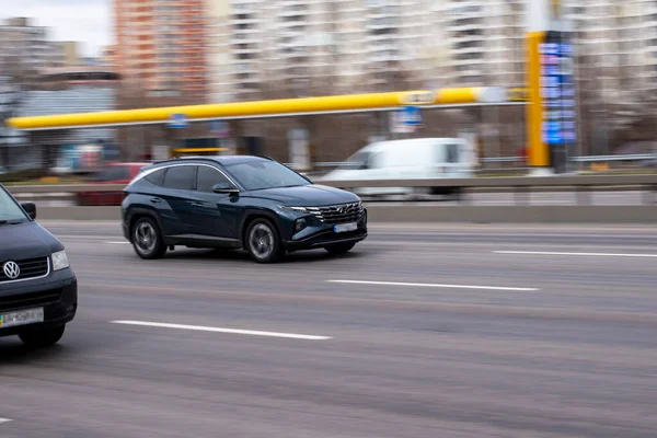 Ucrânia Kiev Março 2021 Blue Toyota Auris Carro Movimento Rua — Fotografia de Stock