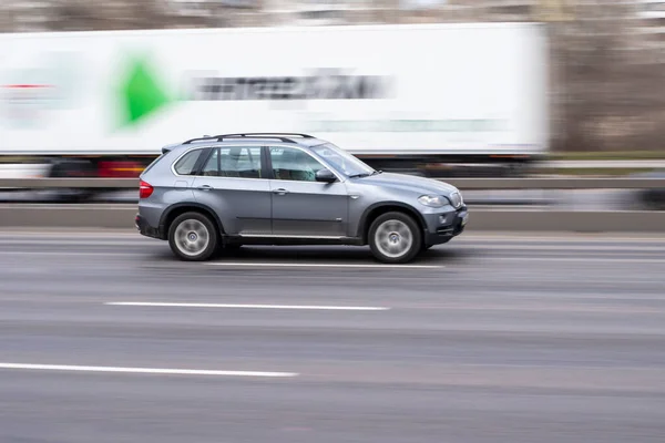 Ucrânia Kiev Março 2021 Cinza Bmw Carro Movimento Rua — Fotografia de Stock