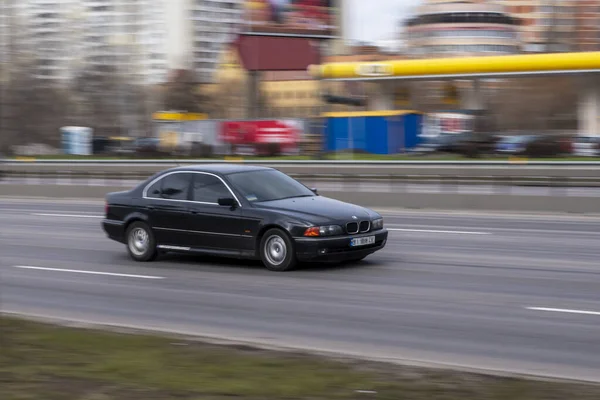 Ukrajina Kyjev Března 2021 Černé Bmw Řady Pohybuje Ulici — Stock fotografie