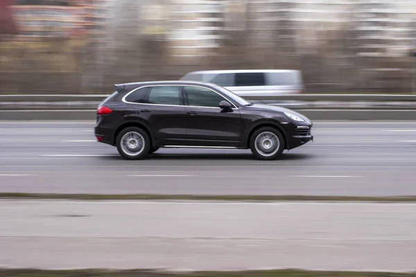 Ucrânia Kiev Março 2021 Brown Porsche Cayenne Carro Movimento Rua — Fotografia de Stock