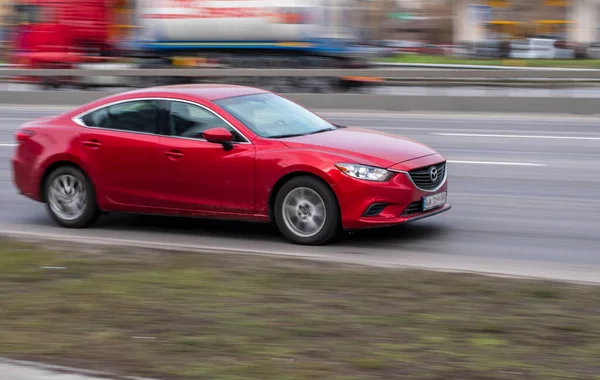 Ukrayna Kyiv Mart 2021 Kırmızı Mazda Aracı Yolda Ilerliyor — Stok fotoğraf
