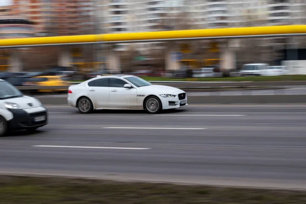 Oekraïne Kiev Maart 2021 Witte Jaguar Auto Straat — Stockfoto