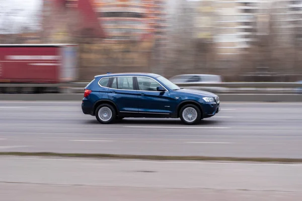 우크라이나 키예프 2021 거리를 달리는 Bmw — 스톡 사진