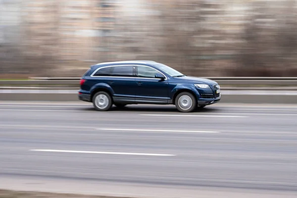 Ukrayna Kyiv Mart 2021 Mavi Audi Aracı Yolda Ilerliyor — Stok fotoğraf