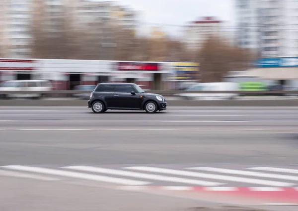 Ukrajina Kyjev Března 2021 Černý Mini Cabrio Vůz Pohybující Ulici — Stock fotografie