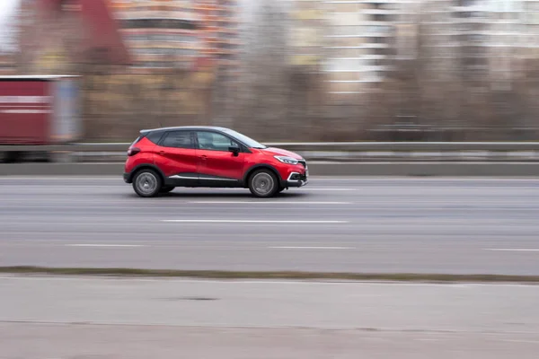 Ukrayna Kyiv Mart 2021 Kırmızı Renault Captur Aracı Yolda Ilerliyor — Stok fotoğraf