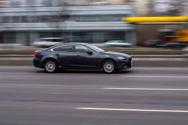 Ucrânia Kiev Março 2021 Gray Mazda Carro Movimento Rua — Fotografia de Stock