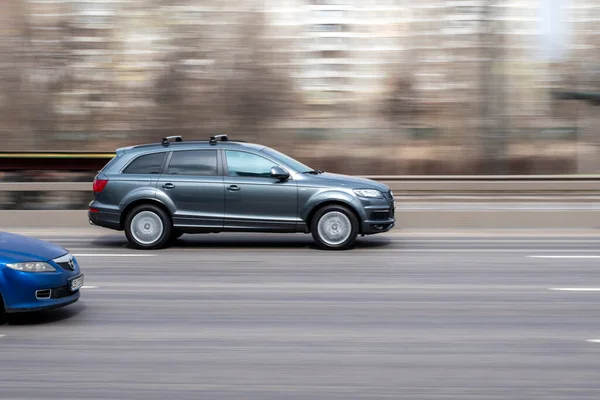 Ucrânia Kiev Março 2021 Carro Cinza Audi Movimento Rua — Fotografia de Stock