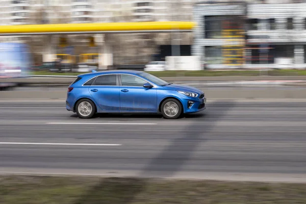 우크라이나 키예프 2021 거리를 달리고 Blue Kia Forte Car — 스톡 사진