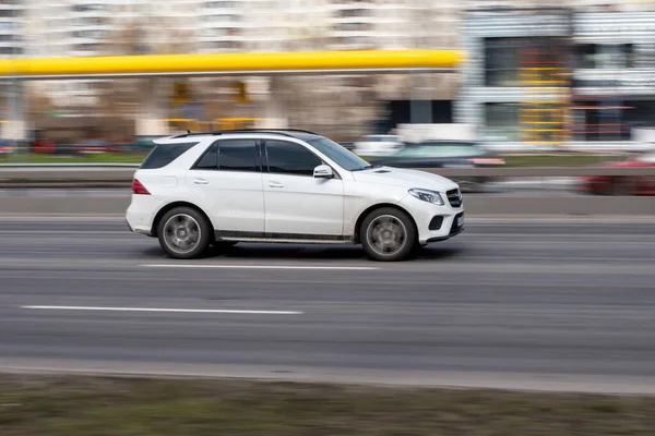 Ukraina Kijów Marca 2021 Biały Mercedes Benz Gle Poruszający Się — Zdjęcie stockowe