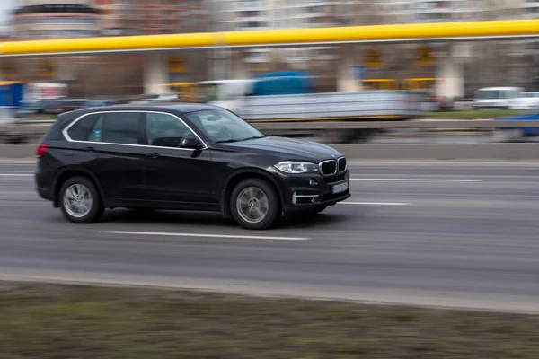 Ucrânia Kiev Março 2021 Brown Bmw Carro Movimento Rua — Fotografia de Stock