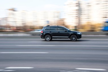 Ukrayna, Kyiv - 4 Nisan 2021: Siyah Volkswagen Touareg aracı sokakta hareket ediyor. 