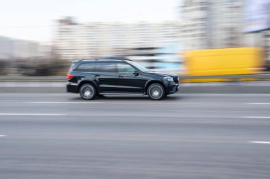 Ukrayna, Kyiv - 4 Nisan 2021: Siyah Mercedes-Benz GLS-klasse arabası yolda ilerliyor.  