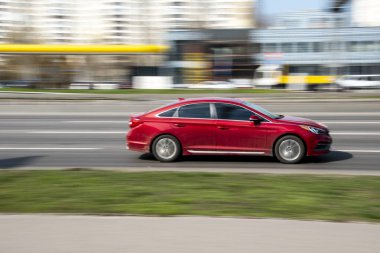 Ukrayna, Kyiv - 4 Nisan 2021: Sokaktaki araba. Yazı