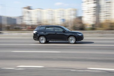 Ukrayna, Kyiv - 4 Nisan 2021: Siyah Mitsubishi Yabancı aracı yolda ilerliyor. 