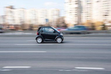Ukrayna, Kyiv - 4 Nisan 2021: Siyah akıllı Fortwo arabası yolda ilerliyor. 
