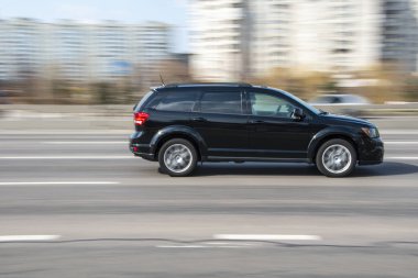 Ukrayna, Kyiv - 4 Nisan 2021: Siyah Dodge Journey arabası caddede ilerliyor.  