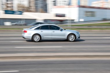 Ukrayna, Kyiv - 4 Nisan 2021: Caddede hareket eden gümüş Audi A6 arabası. 