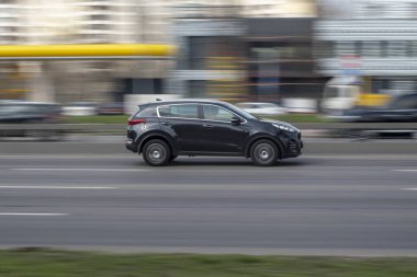 Ukrayna, Kyiv - 4 Nisan 2021: Sokaktaki araba. Yazı