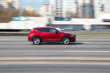 Ukrayna, Kyiv - 4 Nisan 2021: Kırmızı MAZDA CX-5 aracı yolda ilerliyor.  