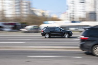 Ukrayna, Kyiv - 4 Nisan 2021: Sokaktaki araba. Yazı