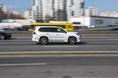 Ukrayna, Kyiv - 4 Nisan 2021: Beyaz Lexus LX aracı yolda ilerliyor.  