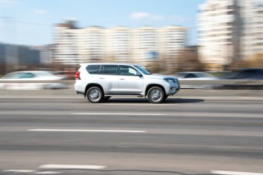 Ukrayna, Kyiv - 4 Nisan 2021: Gümüş Toyota arazi kruvazörü Prado arabası yolda ilerliyor. 