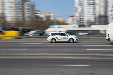 Ukrayna, Kyiv - 4 Nisan 2021: Sokaktaki araba. Yazı