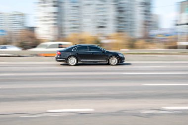 Ukrayna, Kyiv - 4 Nisan 2021: Siyah Audi A8 aracı yolda ilerliyor. 