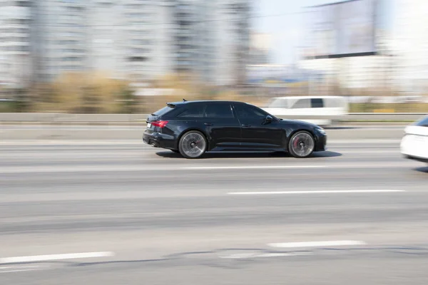 Ucrânia Kiev Abril 2021 Black Audi Outro Carro Movimento Rua — Fotografia de Stock