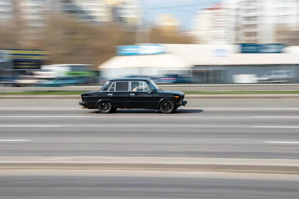 Украина Киев Апреля 2021 Черный Автомобиль Lada 2106 Движется Улице — стоковое фото