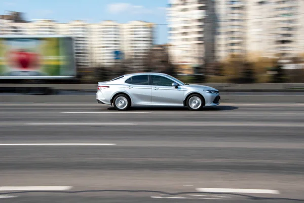 Ουκρανία Κίεβο Απριλίου 2021 Silver Toyota Camry Αυτοκίνητο Κινείται Στο — Φωτογραφία Αρχείου