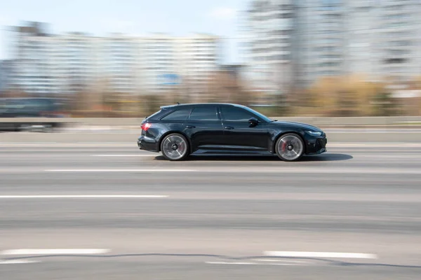 Ουκρανία Κίεβο Απριλίου 2021 Μαύρο Audi Αυτοκίνητο Κινείται Στο Δρόμο — Φωτογραφία Αρχείου