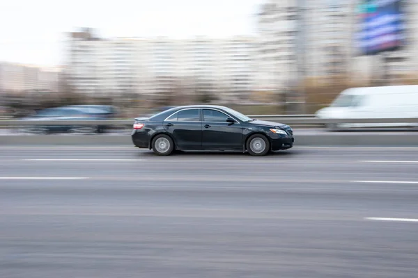 Ουκρανία Κίεβο Απριλίου 2021 Μαύρο Toyota Camry Αυτοκίνητο Κινείται Στο — Φωτογραφία Αρχείου