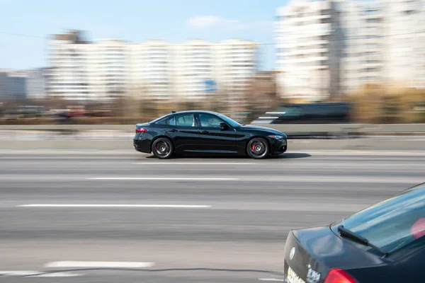 Ukraina Kijów Kwietnia 2021 Czarna Alfa Romeo Giulia Samochód Poruszający — Zdjęcie stockowe