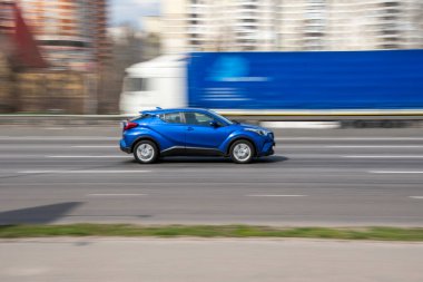Ukrayna, Kyiv - 6 Nisan 2021: Mavi Toyota C-HR aracı yolda ilerliyor. 