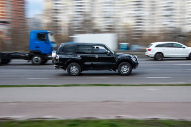 Ukrayna, Kyiv - 6 Nisan 2021: Siyah Mitsubishi Pajero arabası yolda ilerliyor.  