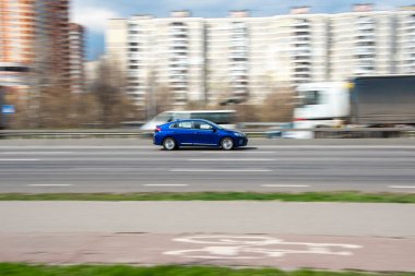 Ukrayna, Kyiv - 6 Nisan 2021: Mavi Hyundai IONIQ arabası sokakta ilerliyor.  