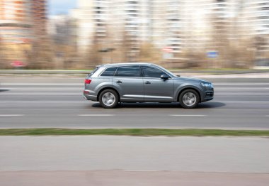 Ukrayna, Kyiv - 6 Nisan 2021: Sokakta hareket eden gümüş Audi Q7.  