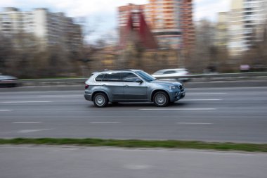 Ukrayna, Kyiv - 6 Nisan 2021: Gri BMW X5 arabası yolda ilerliyor. 